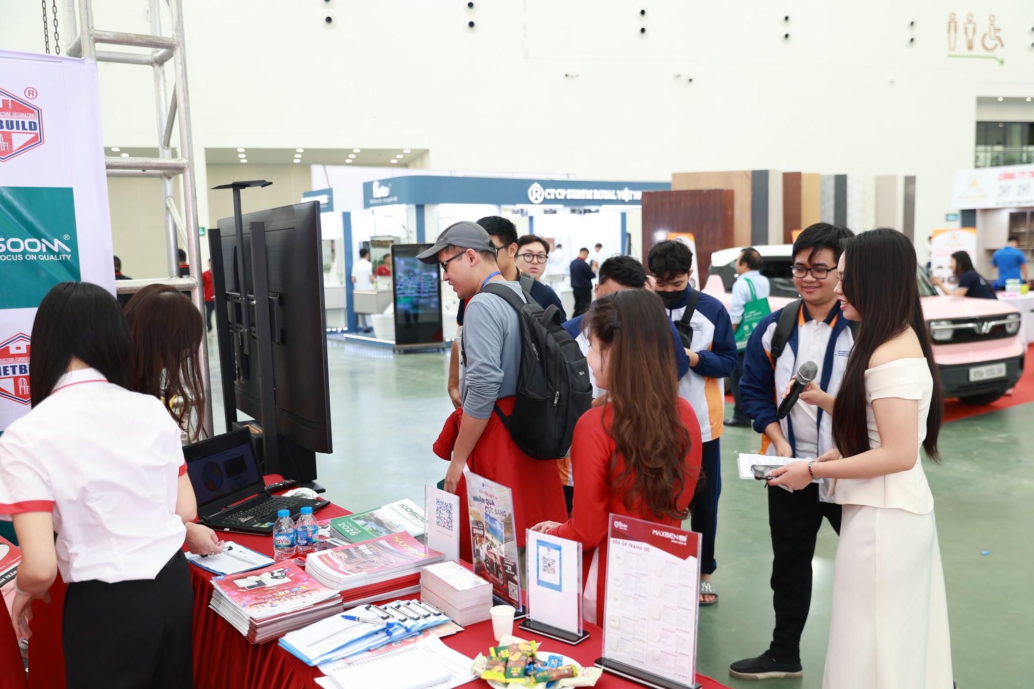 Hơn 10.000 quà tặng thương hiệu